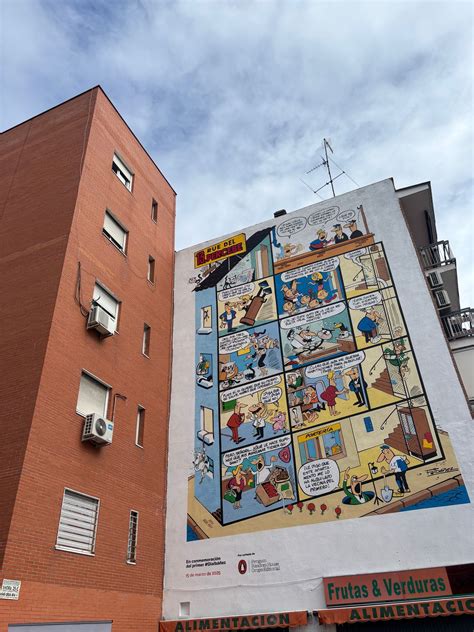 Fachada del edificio de 13 Rue del Percebe con un mural homenaje a Francisco Ibáñez.