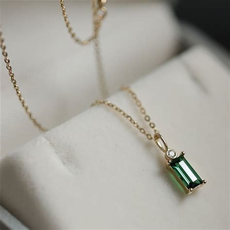 Collar con obsidiana y circonita verde inspirado en Eren Jaeger