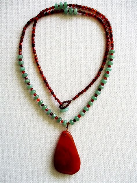 Collar con ágata roja y circonitas azules inspirado en Mikasa Ackerman