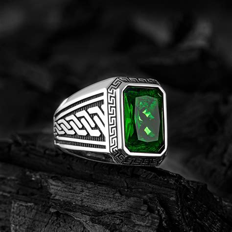 Anillo con piedra verde y grabado de alas inspirado en Levi Ackerman