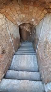 Niños dibujando en un refugio durante la Guerra Civil