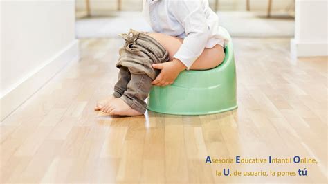 Niño mostrando interés por el orinal