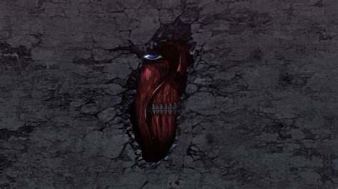 Rostro de titán dentro de la muralla