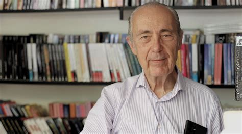 Luis Alberto de Cuenca en su despacho