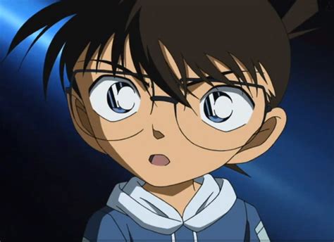 Detective Conan resolviendo un caso