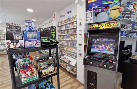 Estanterías repletas de videojuegos retro en Star Games