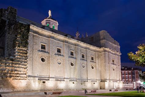 Fachada de la calle Arribas con la Catedral de Valladolid al fondo