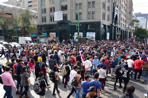 Fotografía antigua de la zona de El Cuadro con gente en la calle