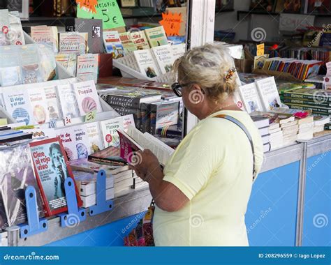 Imagen de expositores en una feria de libros antiguos