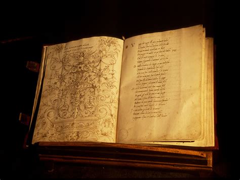 Detalle de un libro antiguo o incunable