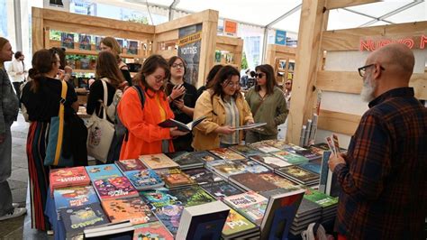 Jóvenes leyendo cómics en un evento