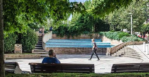 Plaza del Tebeo en A Coruña con fuente y bancos