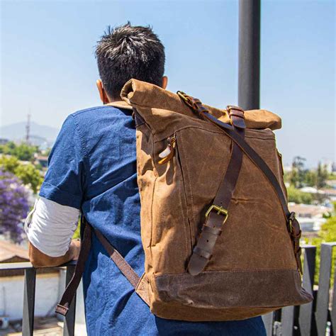 Mochila de lona con detalles de cuero