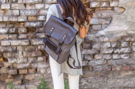 Mujer con mochila de lona estilo tebeo en un entorno urbano