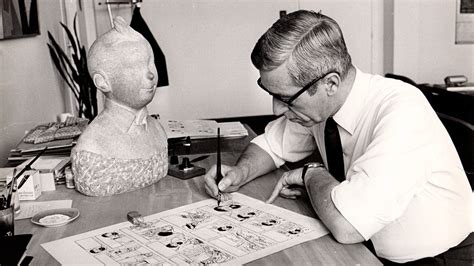 Hergé trabajando en su estudio