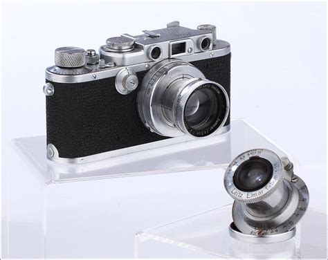 Robert Capa con su cámara Leica