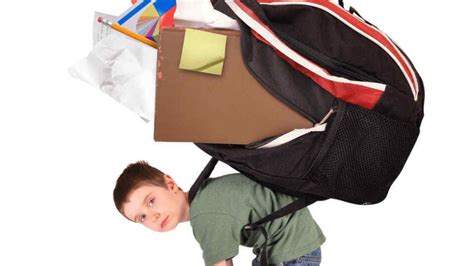 Niños cargando mochilas pesadas