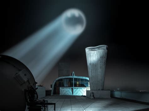 La Batseñal iluminando el cielo de Gotham