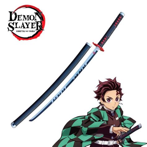 Primer plano de la espada Nichirin negra de Tanjiro Kamado