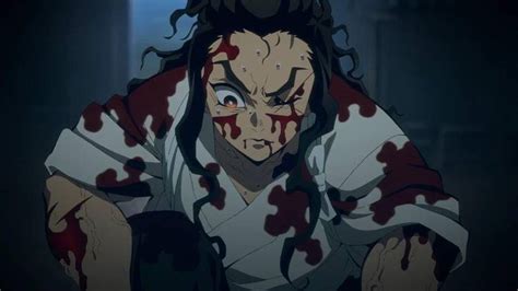 Hotaru Haganezuka forjando una espada