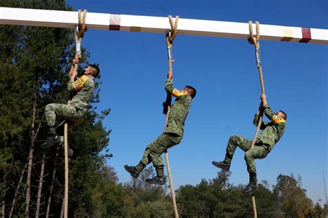 Entrenamiento militar de cadetes de Ataque a los Titanes