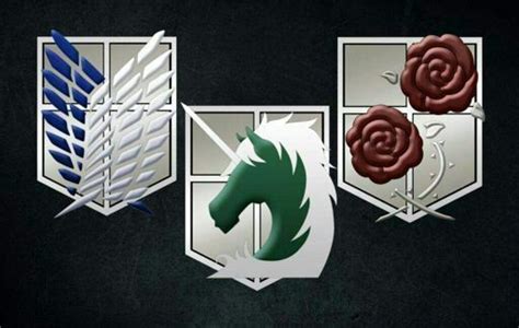 Insignias de las tres ramas militares de Shingeki no Kyojin: Cuerpo de Exploración, Regimiento de Guarnición y Policía Militar.