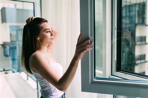 persona abriendo una ventana para ventilar un baño
