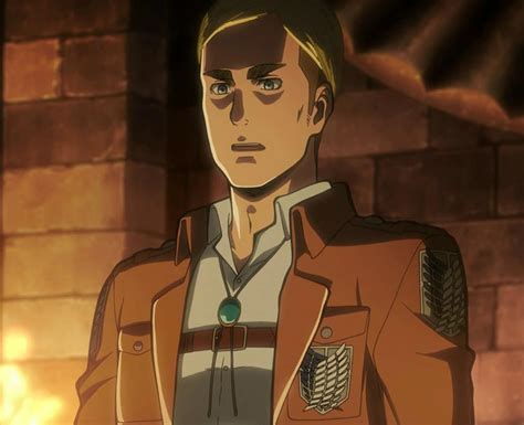 Erwin Smith dando un discurso a los reclutas