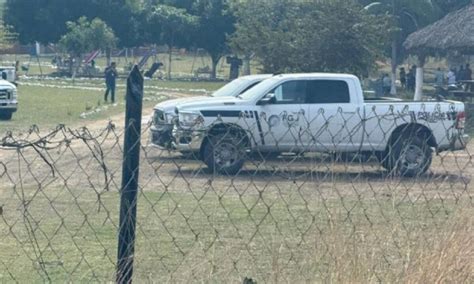 Marco Bott siendo devorado por un titán