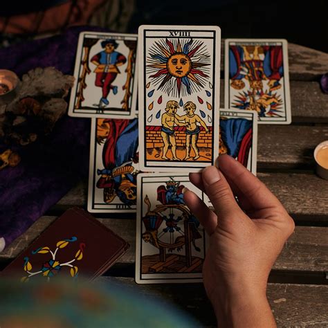 Comparación de la postura de sueño de Bertolt con la carta del Tarot 