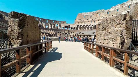 Bartolomeo observando a Zoro en la arena del Coliseo Corrida.
