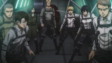 Eren y sus compañeros preparándose para la batalla