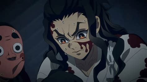Hotaru Haganezuka reparando una espada Nichirin