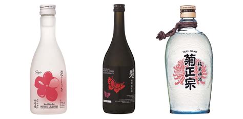 Botellas de sake y un juego de 