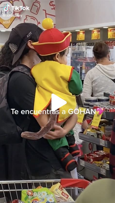 Bebé disfrazado de personaje de Dragon Ball