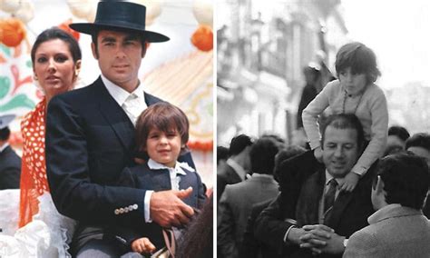 Pan junto a sus padres y su abuelo materno