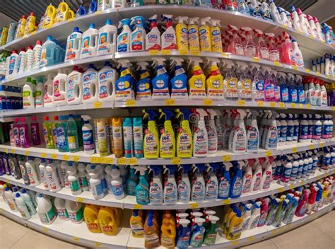 estantería con productos de limpieza españoles en un supermercado británico