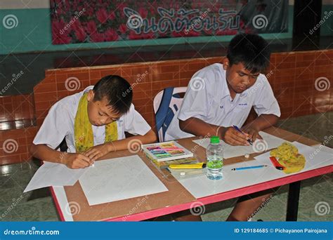 Estudiantes dibujando cuidadosamente