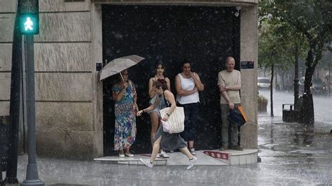 Chica estudiante refugiándose de la lluvia