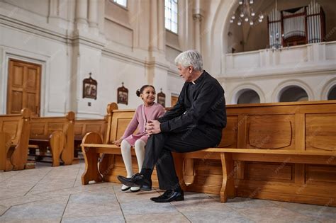 lucha entre un sacerdote y una guerrera con espadas