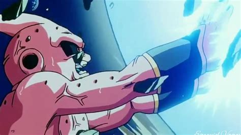 Majin Boo recibiendo un ataque de Basil