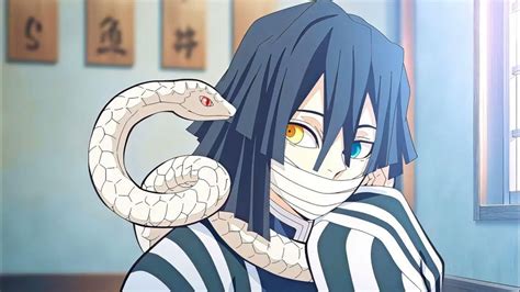 Iguro Obanai con su característico vendaje facial y su serpiente Kaburamaru