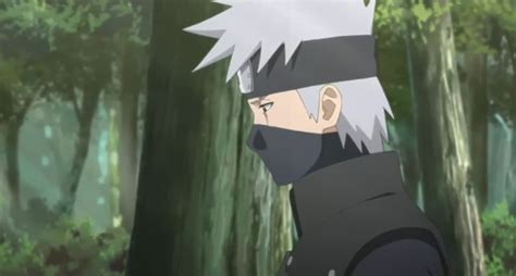 Kakashi mirando el cadáver de su padre