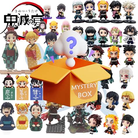 Caja sorpresa abierta mostrando figuras de Demon Slayer