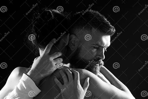 Pareja de hombres en un abrazo apasionado