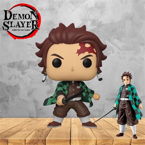 Ilustración de Tanjiro protegiendo a Nezuko del cazador de demonios