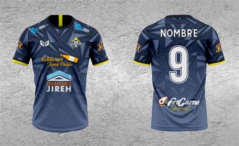 Diseño de camiseta negra con el logo de Attack on Titan