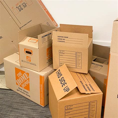 Ilustración de un dormitorio de estudiante con cajas de mudanza
