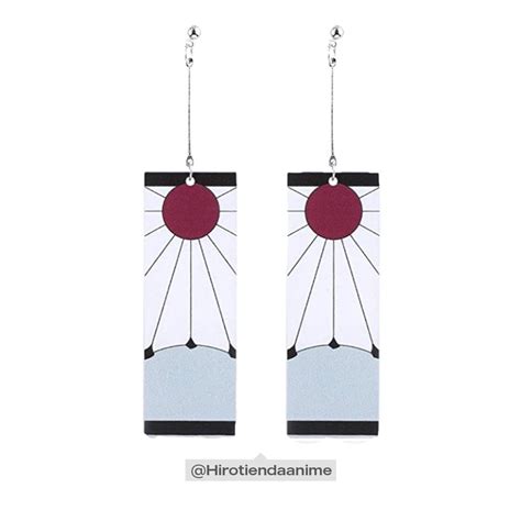 Detalle del diseño de los pendientes Hanafuda