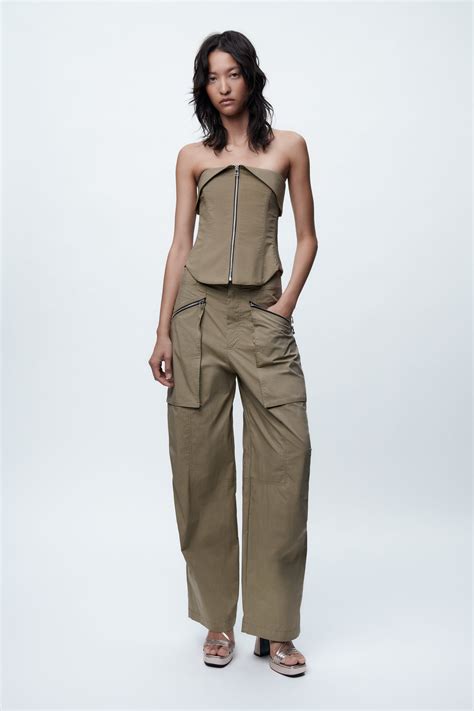 Pantalones cargo de Bershka con diseño de Ataque a los Titanes